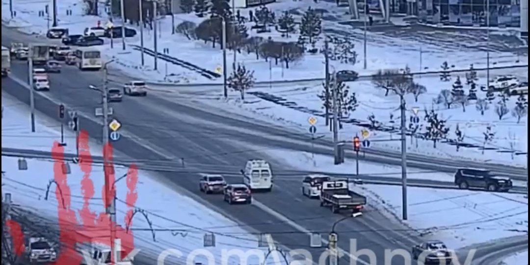 Машина скорой помощи попала в аварию на скользкой дороге!