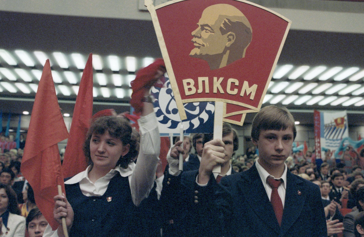 На изображении представлены участники ВЛКСМ (Коммунистического союза молодёжи в СССР).