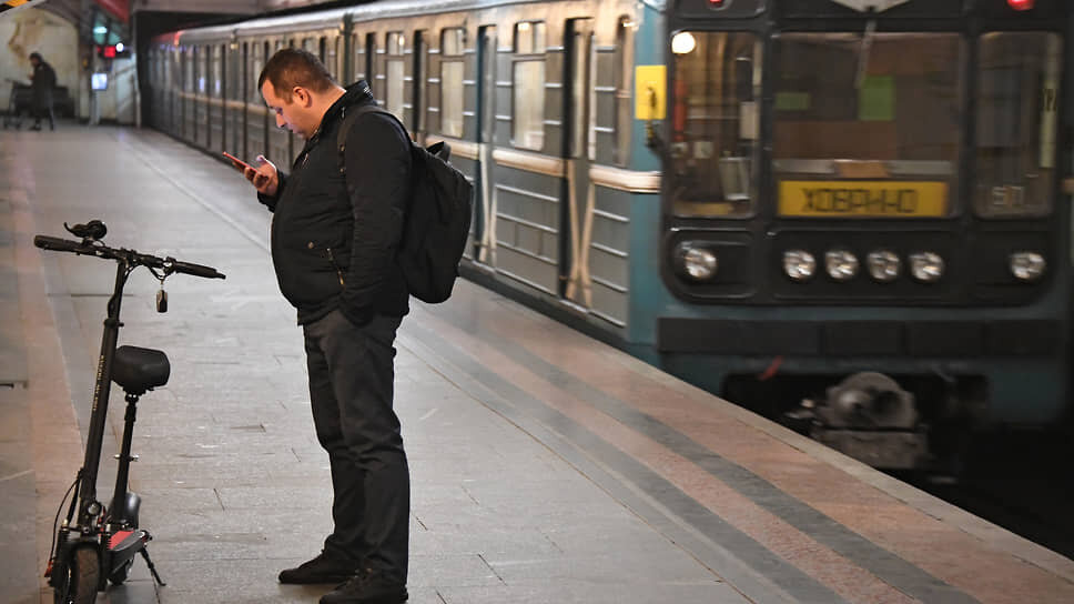 Новая редакция КоАП Москвы позволит штрафовать за перевозку электросамокатов в нарушение правил в метрополитене.📷Фото: Анатолий Жданов / Коммерсантъ