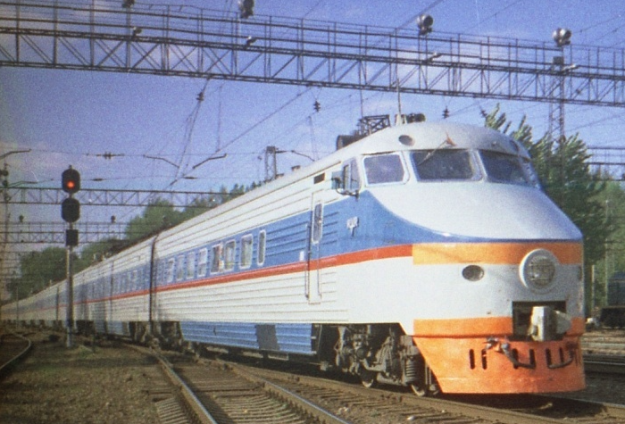 Легендарный советский электропоезд ЭР200 на станции Москва-Пассажирская, 1984 год. Источник: valerijshitov 