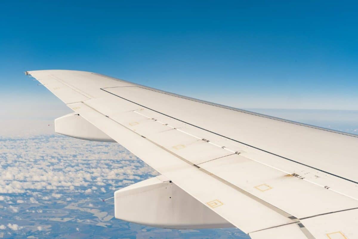    Крыло пассажирского самолета / © fabrikasimf, freepik