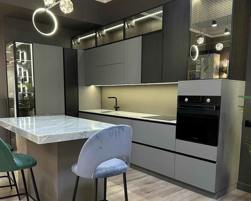 Столешница на кухне - 20мм в реальную толщину слэба камня, без подклейки. Столешница на острове - 80мм, подклейка методом "под 45гр"