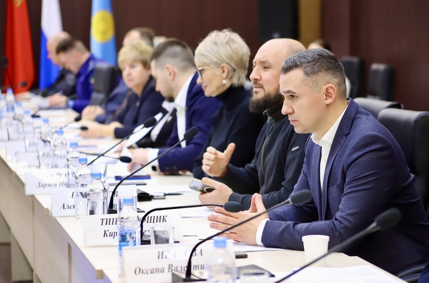 Совет депутатов городского округа Солнечногорск принял бюджет на 2026 год и плановый период 2027 - 2028 годов. Общий объём финансирования составит 13,96 млрд рублей, из которых 6,1 млрд - субсидии и трансферты из бюджета Московской области. Это подчёркивает высокую поддержку региона в реализации местных приоритетов.