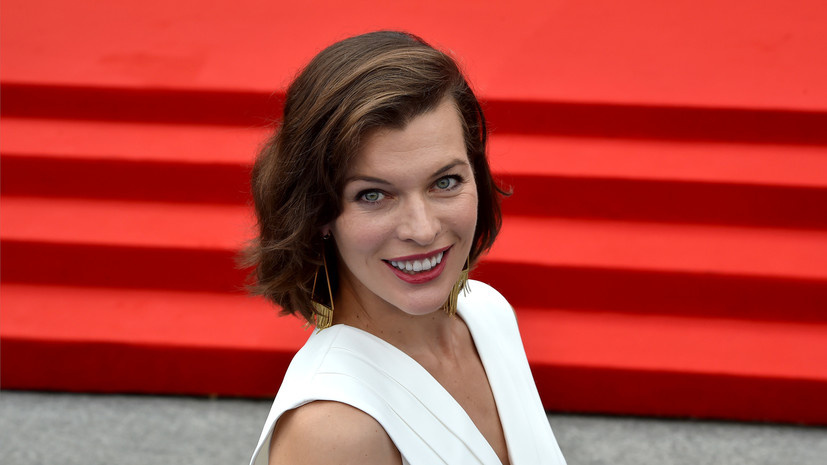     Милла (Милица) Йовович родилась 17 декабря 1975 года в Киеве в семье сербского врача и советской актрисы Галины Логиновой. Когда Милле было пять лет, её семья переехала сначала в Англию, а затем в США Gettyimages.ru Jacopo Raule / WireImage