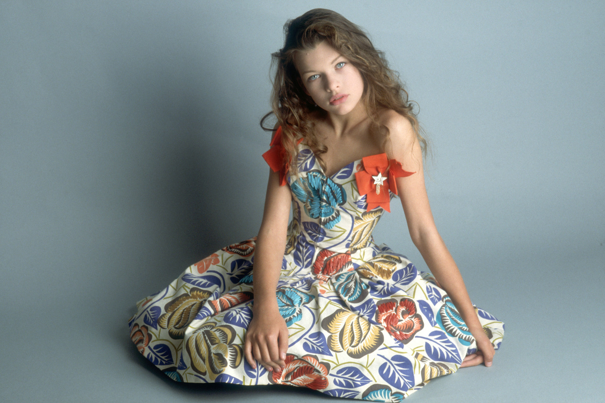    Когда Йовович было 11, её заметил известный фотограф Ричард Аведон. Начинающая модель приняла участие в рекламной кампании косметического бренда Revlon «Самые незабываемые женщины мира», что принесло ей широкую известность / Gettyimages.ru / julio donoso / Sygma