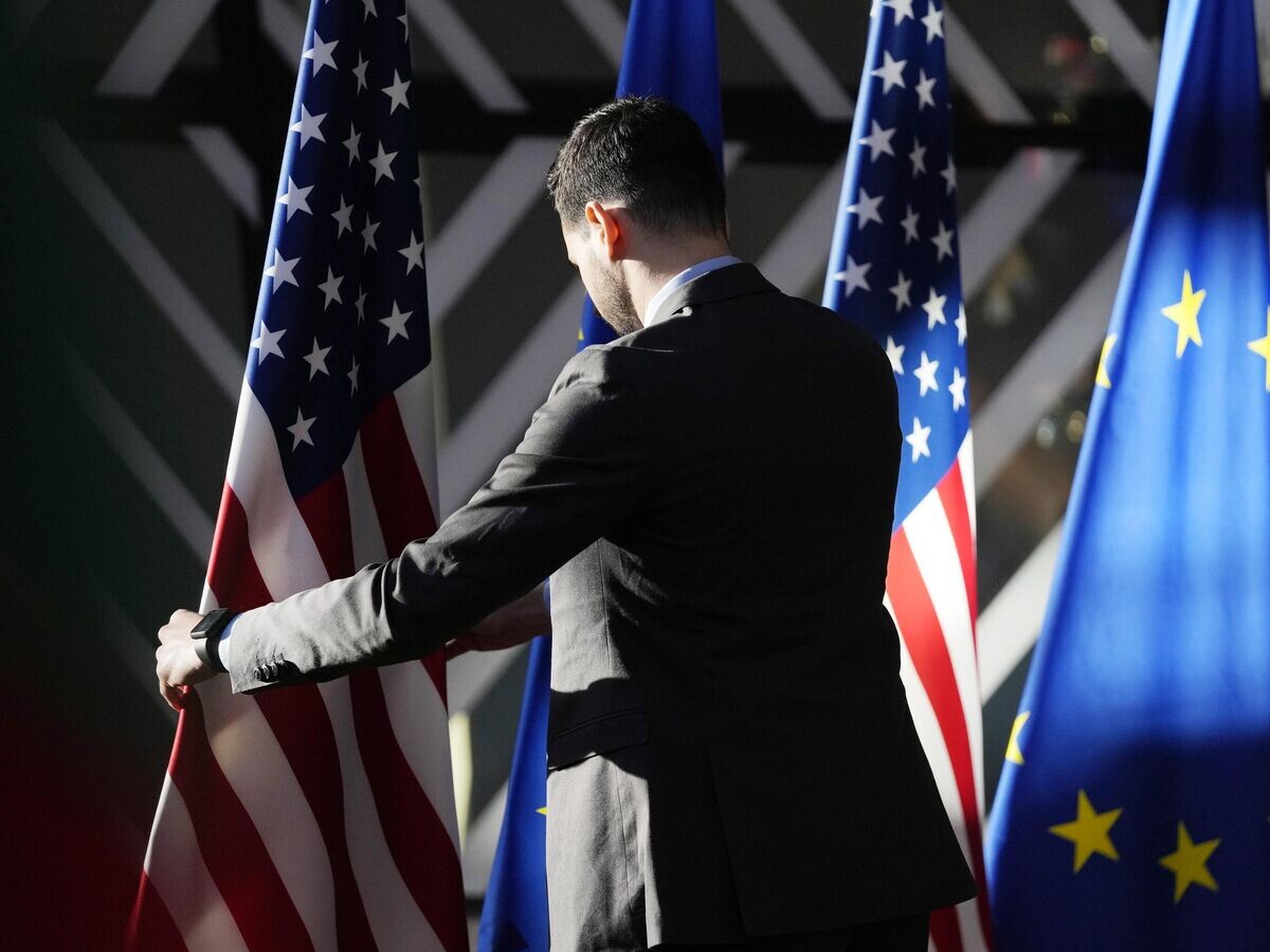    Флаги США и ЕС | © AP Photo / Virginia Mayo