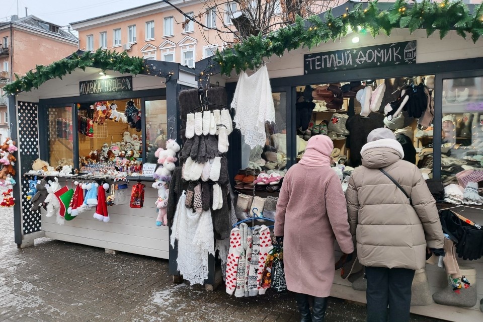    Народ подходит, интересуется праздничным товаром. Александр ЖМУЛИН