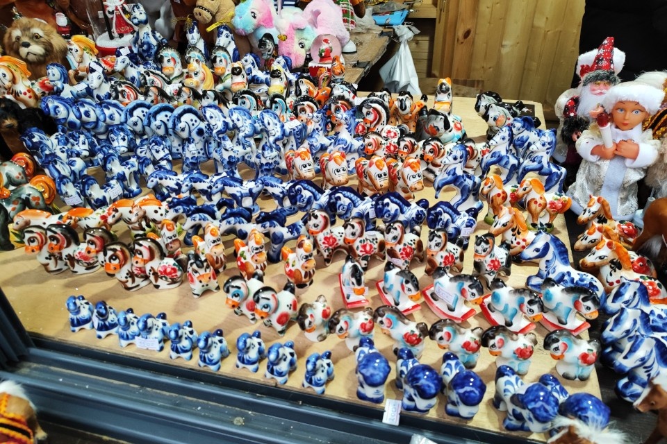    Табун керамических лошадок - сувениры к году лошади. Александр ЖМУЛИН