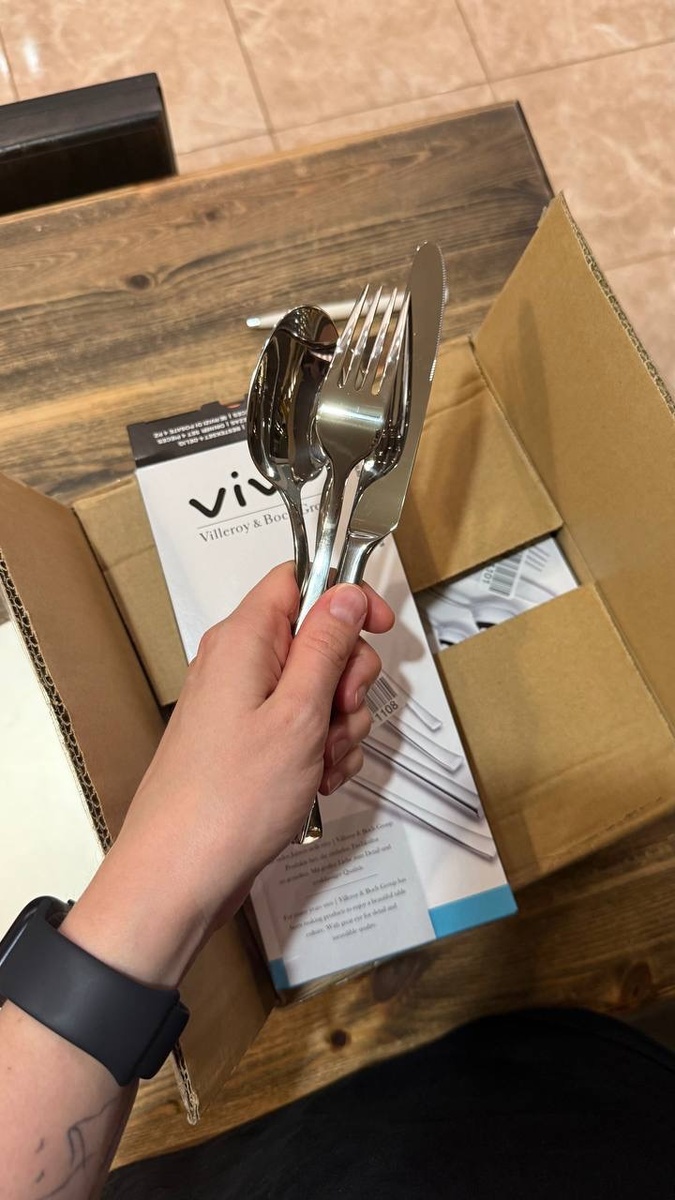 Каждый комплект (вилка, нож, столовая ложка и чайная ложка) был упакован в свою индивидуальную коробку! Мы взяли 6 таких комплектов