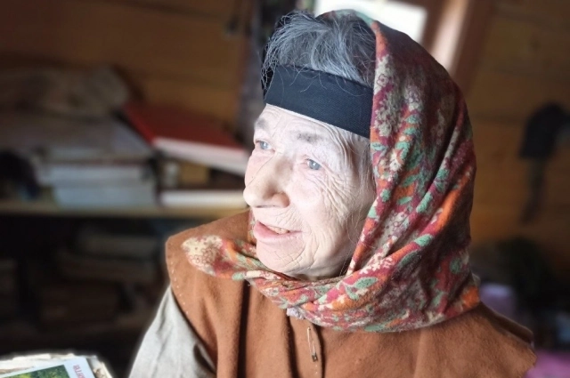 Большую часть времени Агафья проводит в молитвах. Фото: Заповедник "Хакасский"/ Пресс-служба Государственного заповедника