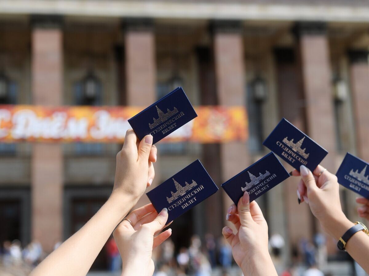    Студенческие билеты учеников на традиционном празднике "День первокурсника" в Московском государственном университете имени М. В. Ломоносова. 1 сентября 2018 | © РИА Новости / Кирилл Каллиников