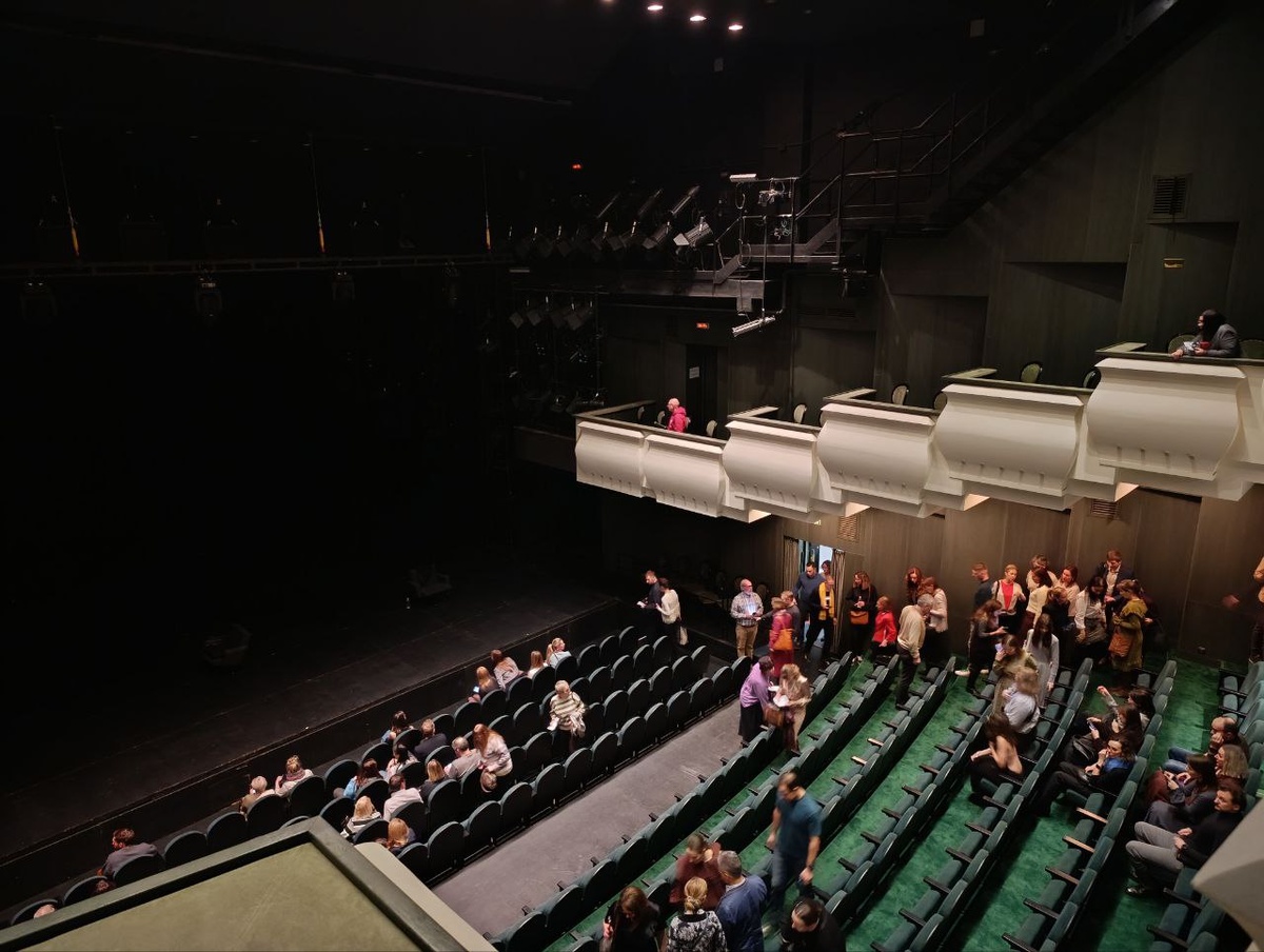 Увы, тут не будет много фото. Фотографировать в зале нельзя, да и на телефон в таких условиях хороший кадр получить практически невозможно. Но вид с балкона вот такой.