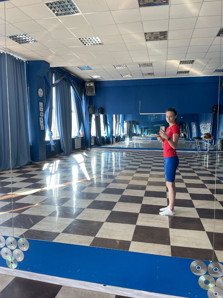 Правила: спать на животе (чтобы пальцы стоп свешивались с кровати вниз, чтобы позвонки выравнивались сами), дышать только носом, перестать пить варёную воду, перестать есть мясную пищу, перестать завтракать, на обед съедать пол яблока (пол помидора), на ужин салаты, тушёные овощи и кисломолочные продукты.