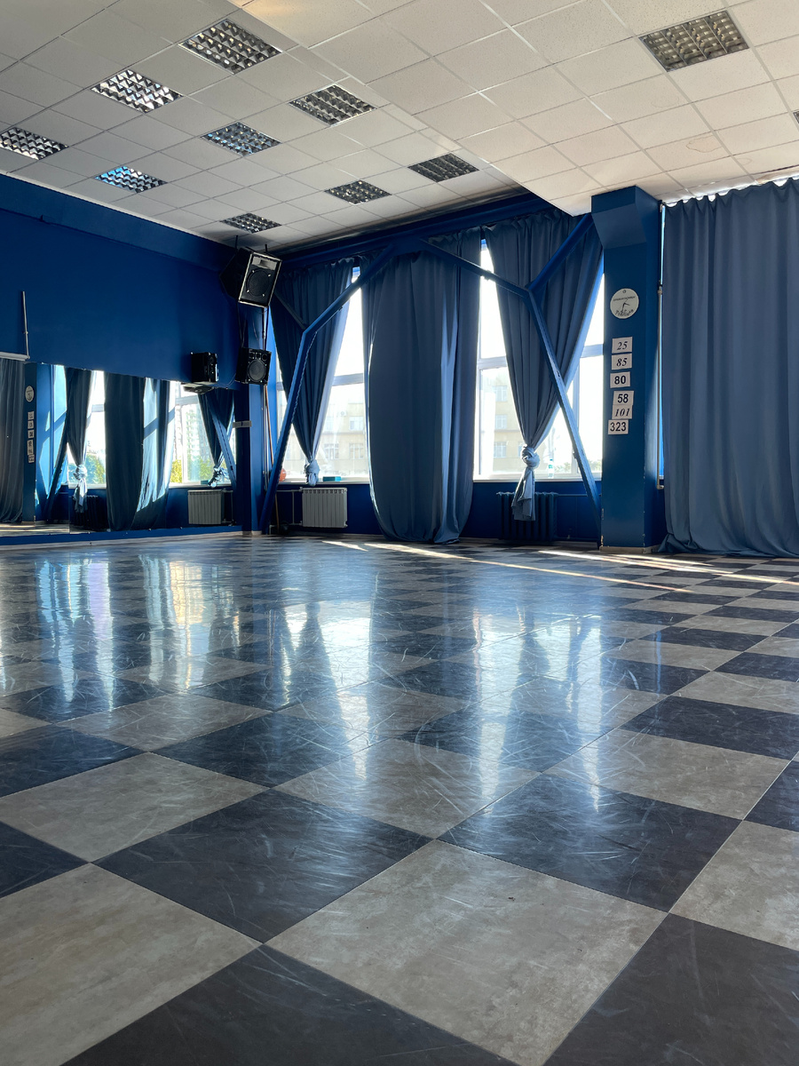 Про Евгения Николаевича имеются видео и интервью в интернете. На сайте https://расцвет.рф выставлены ссылки на его ювелирный бренд, очиститель воды и практики. Не буду агитировать и комментировать идеи и продукты Е. Н. Я хочу рассказать только о возможности ходить на медиации бесплатно - вдруг вам актуально.