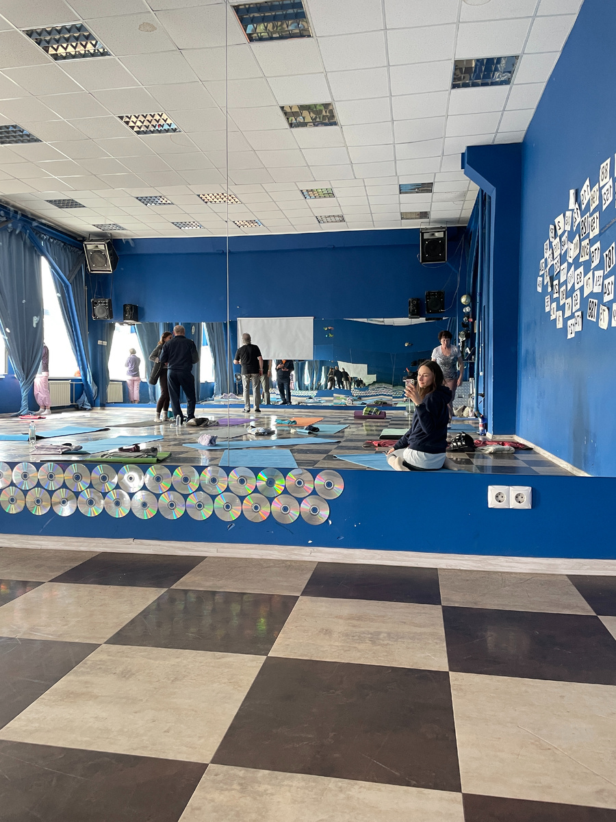 Я чувствовала потребность иногда практиковать медитацию. Не собиралась углубляться в тему и тратить деньги. Требовалось иногда определенное место, время и проводник на отключение от мыслей. С какой стороны приступить к поиску не знала, поэтому отследила нужность и отправила запрос в космос (без эзотерики).