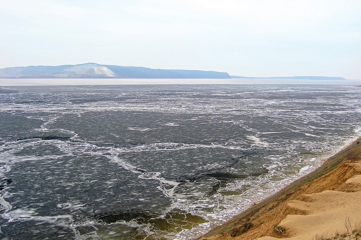    Ледоход на Куйбышевском водохранилище в районе Тольятти