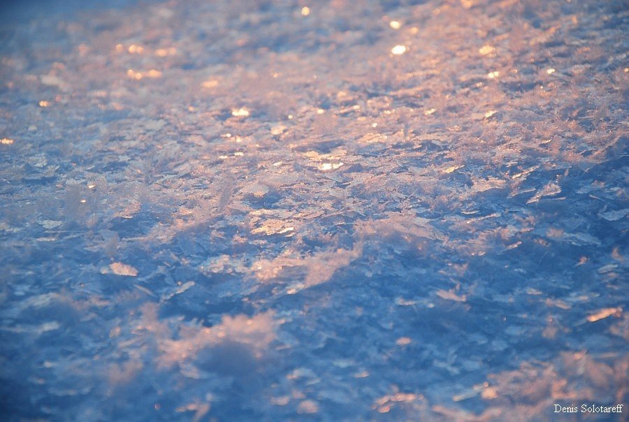    Снег хрустит не только из-за сухости, а из-за хрупкости ледяных кристаллов в мороз. Источник изображения: beautydayrnd.ru