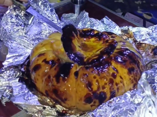 Шикарное блюдо. приготовленное на охоте в песках.