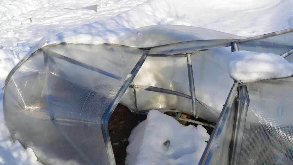 В этих местах каркас ломается чаще всего - здесь нужно ставить подпорки