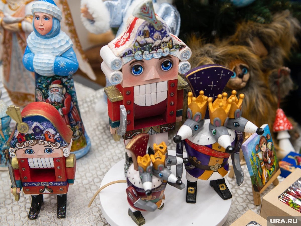     Сувениры и продукты представлены на новогоднем базаре