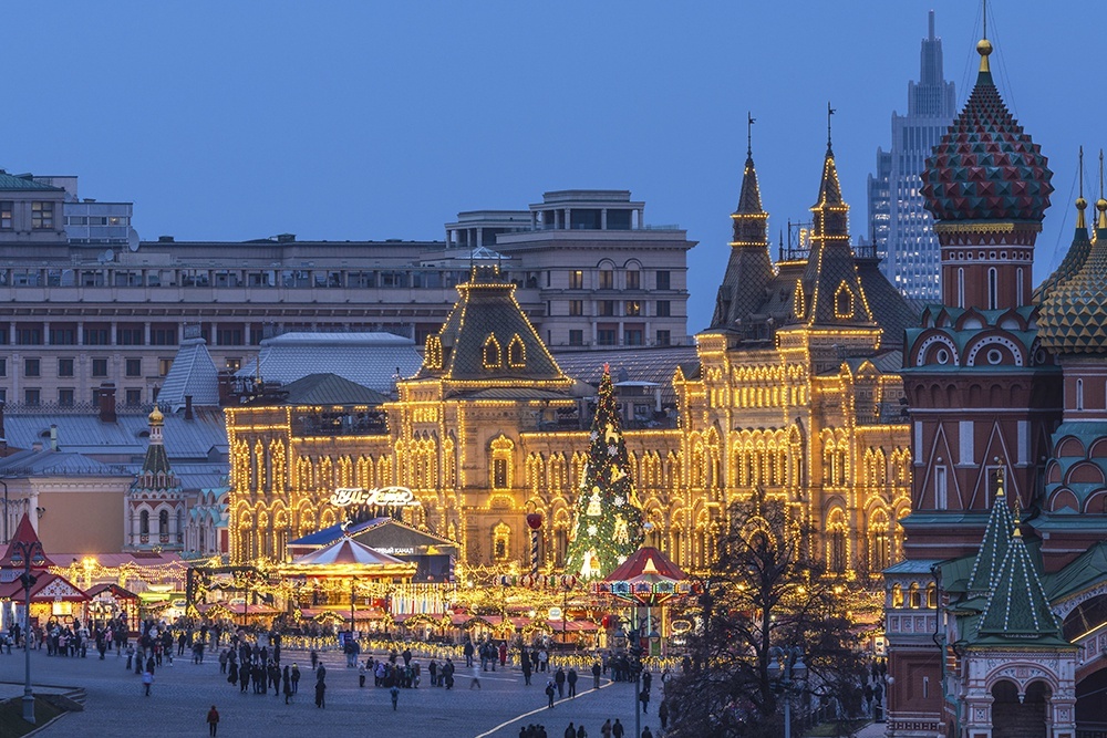    ГУМ-ярмарка на Красной площади в Москве - главная ярмарка столицы. Здесь можно приобрести сувениры, елочные игрушки, изделия русского народного промысла и многое другое. / https://mos.ru,