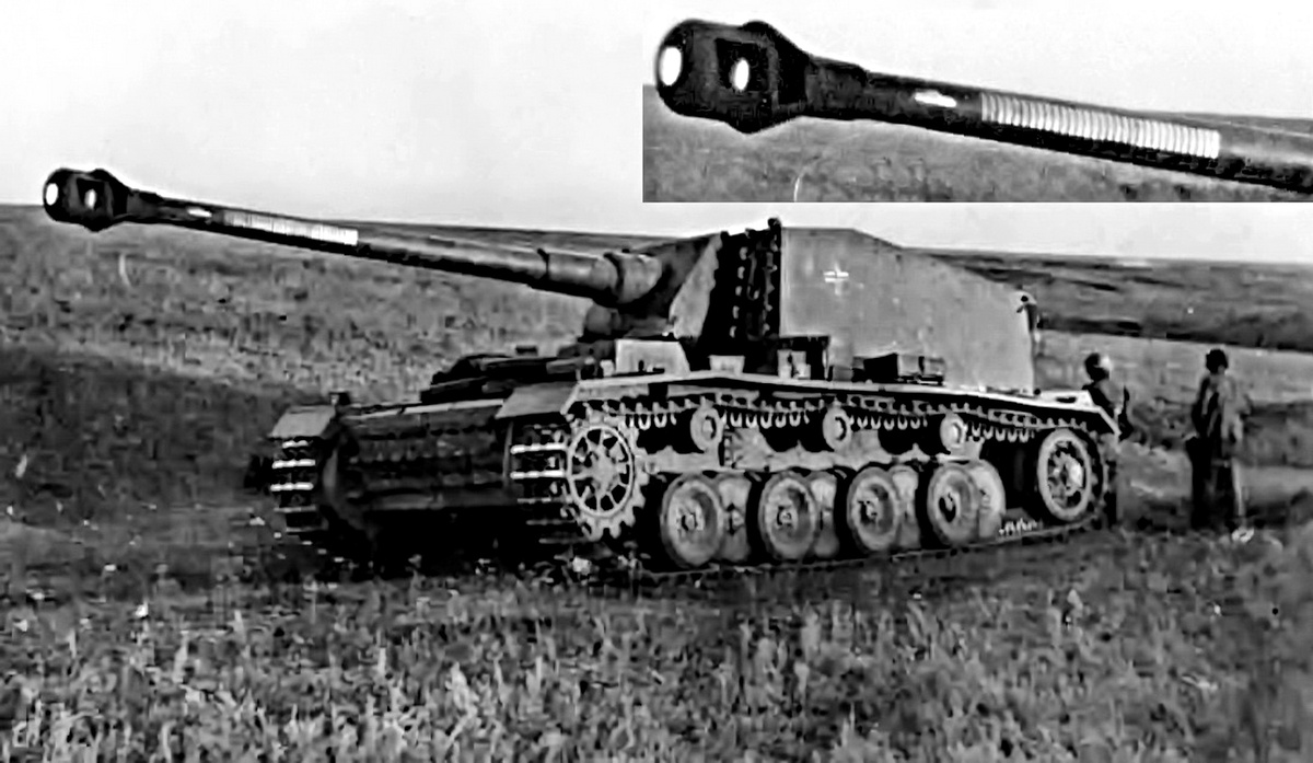 128-мм орудие «Упрямых Эмилей» обладало отменными бронебойными характеристиками! Внушительный боевой счёт «Морица» на орудии в увеличенном элементе кадра. Вокруг степь южной части СССР. Конец лета 1942 года. 