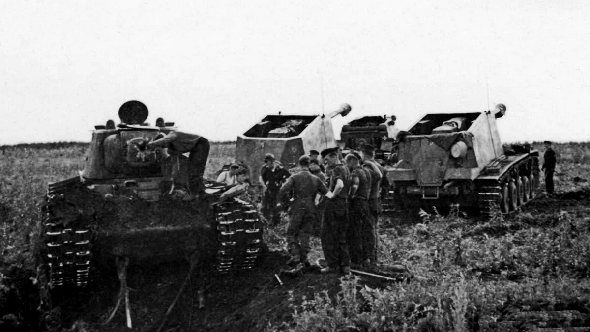 экипажи «Эмилей» (они оба в кадре) осматривают уничтоженный КВ-1. Прямое попадание 128-мм снаряда в башню КВ-1 оставило его вообще без орудия! Детонации боезапаса, судя по фото, всё-таки не было….