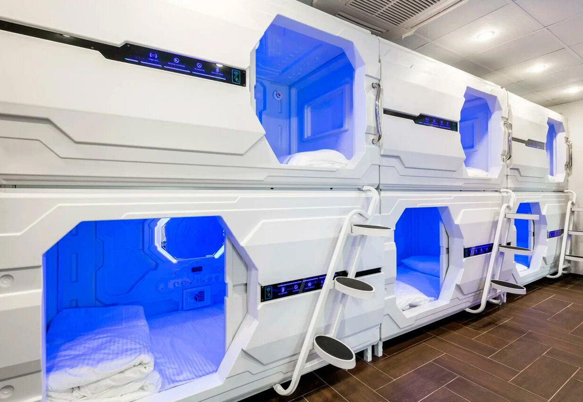 Обычно в ячейках есть розетки и крючки для одежды, встречаются и зеркала, полочки, телевизор или сейф. Фото: TimeLapse / Яндекс Путешествия