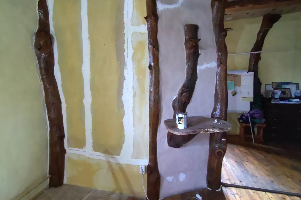 Теперь мы думаем, как облагородить стены, не повредив «встроенные» деревья