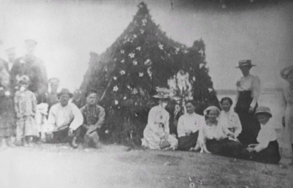 Палатка на "гарях" около плотины. Справа работники Ирбитско-заводской земской больницы. 1910-е гг.