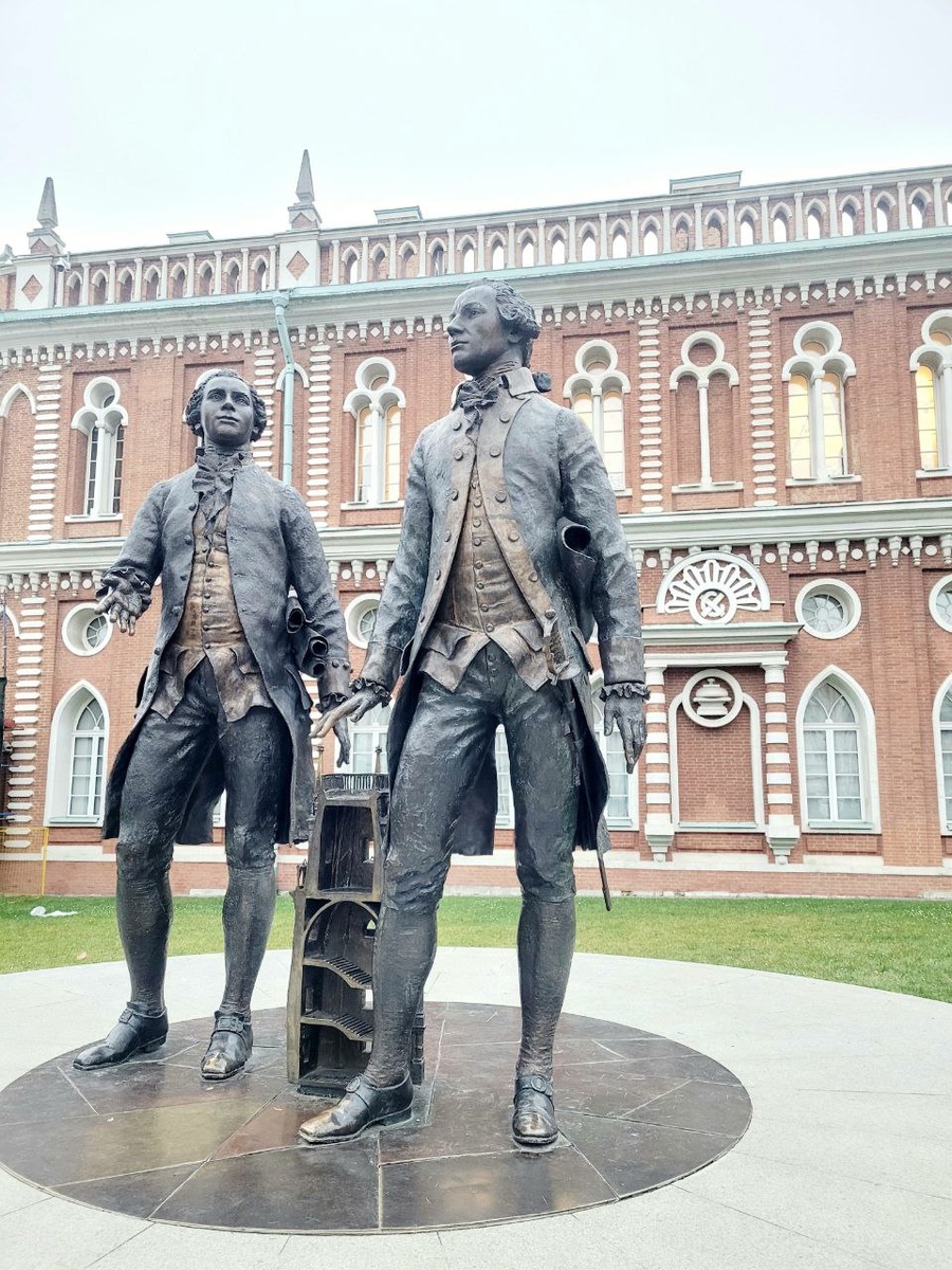 У дворца находятся скульптуры 2 архитекторов - Баженова и Казакова