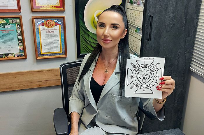 В руках у Татьяны – логотип группировки «Север». Его тихоречанке передали ребята с Курского направления в знак благодарности за помощь. .Фото из личного архива героини.