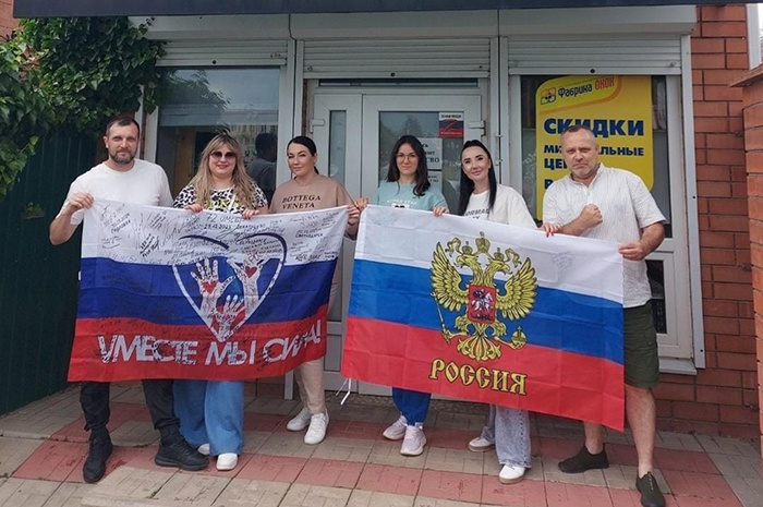 - Это мы с коллективом «Фабрики окон» и Сергеем Панариным (он стоит справа от меня) после отгрузки нашего земляка, обладателя ордена Мужества.