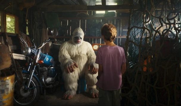 Еня и Мирон в сарае.