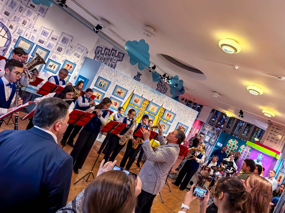 Открытие выставки "Мы к вам заехали на час…"