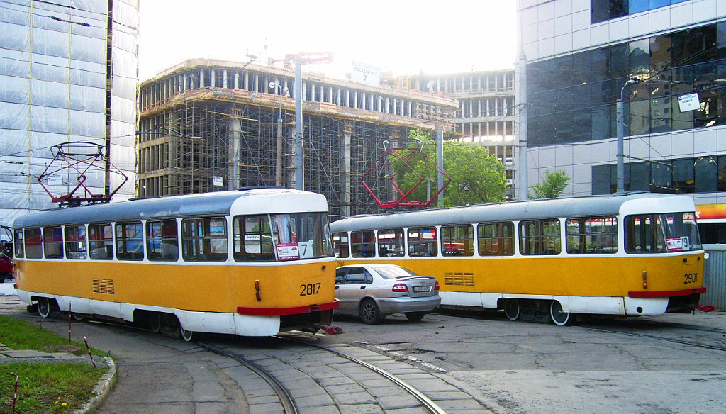 Татры Т3 № 2817 и 2911 в моей любимой бело-жёлтой окраске на конечной останвоке Лесная улица. Лето 2008.