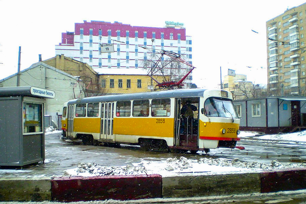 Татры Т3 № 2858 и 2845 на конечной Лесная улица. Февраль 2008.