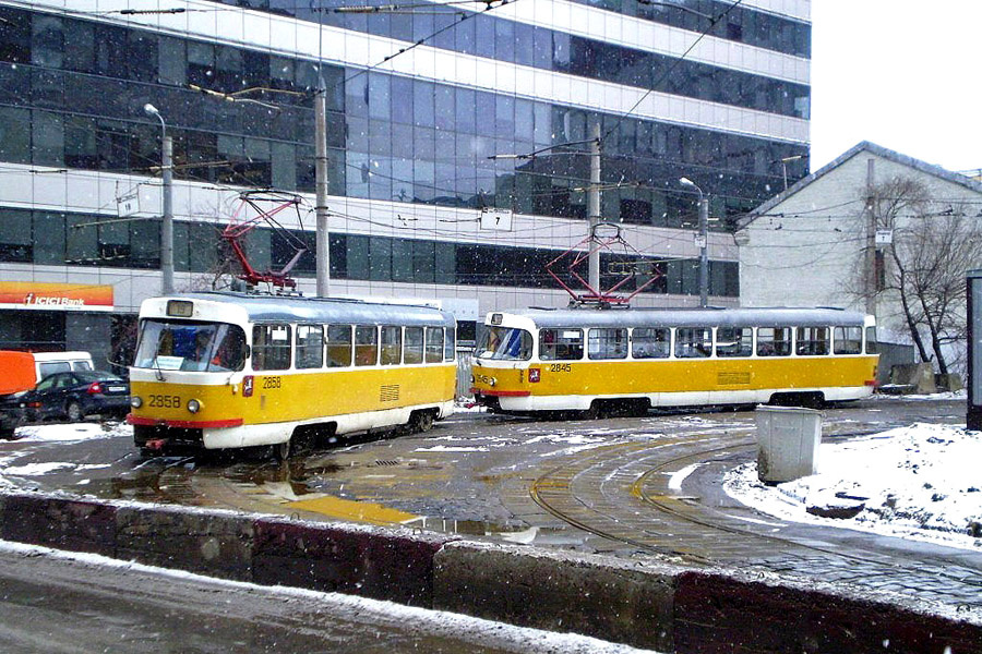 Татры Т3 № 2858 и 2845 на конечной Лесная улица. Февраль 2008.