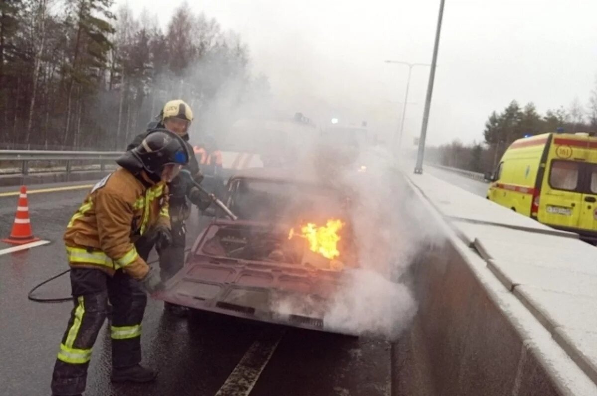    На М-11 под Тверью легковушку зажало при «столкновении» трёх грузовиков