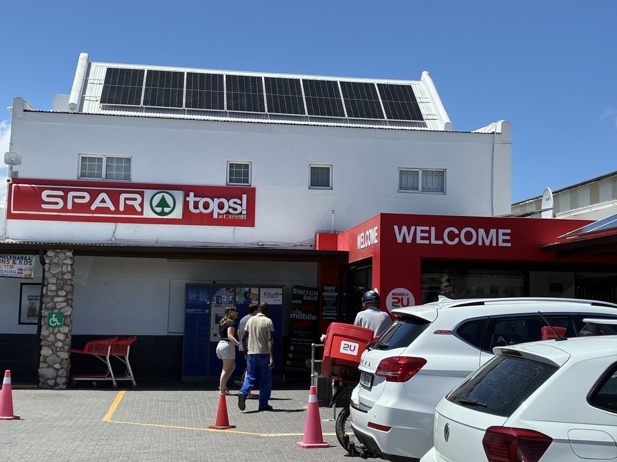 Локальный супермаркет Спар (Spar), вид снаружи. Фото из личного архива