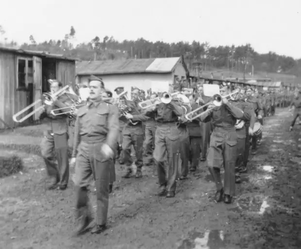 Репетиция оркестра пленных британцев