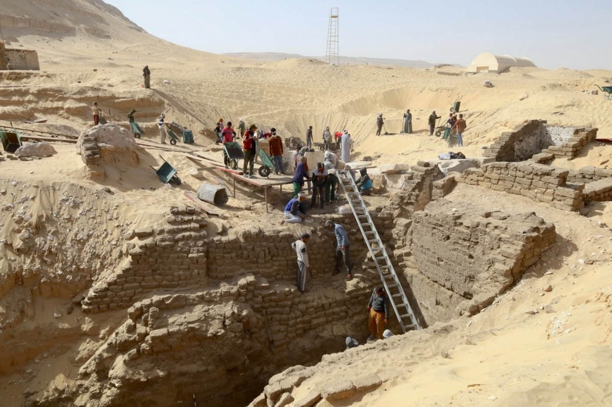 Фото 1. Место раскопок вновь найденной неизвестной гробницы. Абидос 2025.