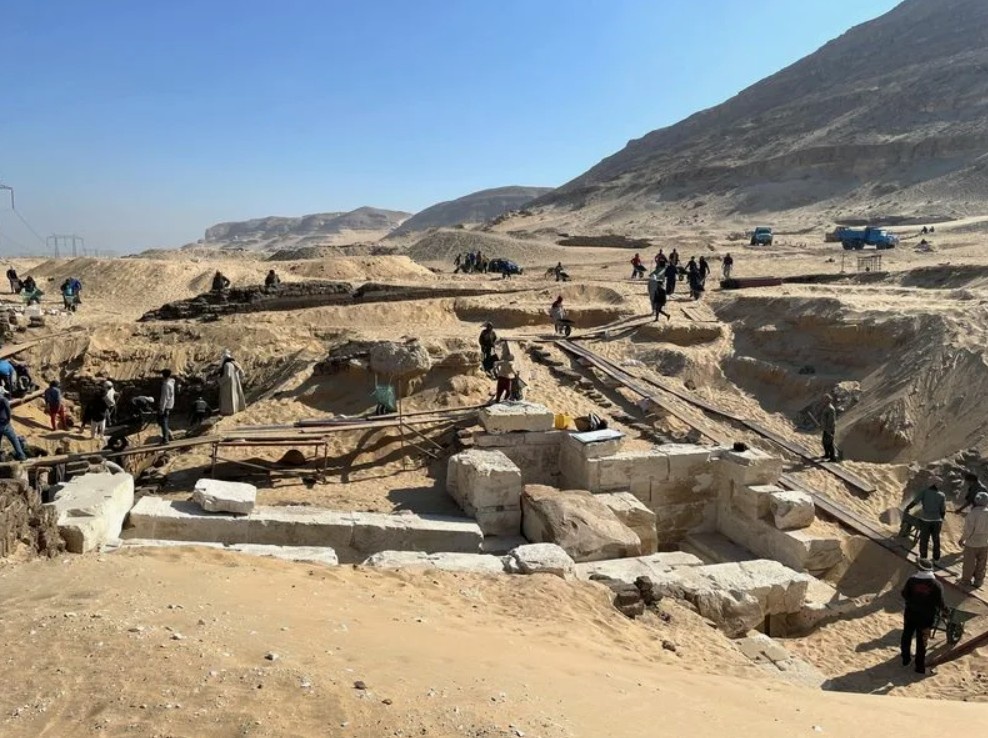 Фото 2. Мегалитические блоки в основании строительного горизонта гробницы. Абидос 2025.