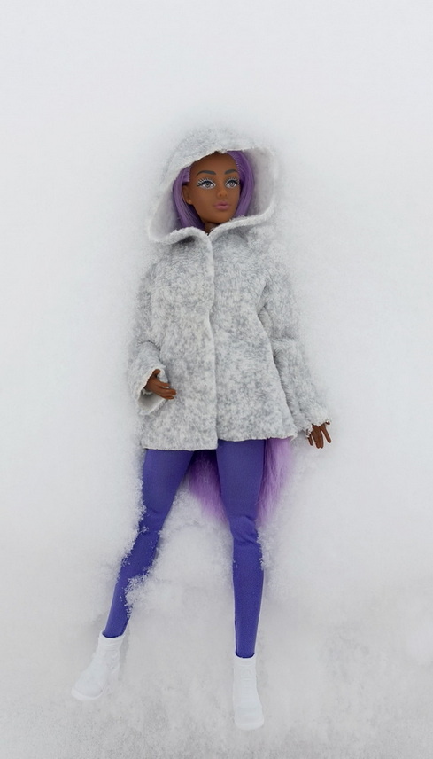 Сделала вид, что упала "случайно".