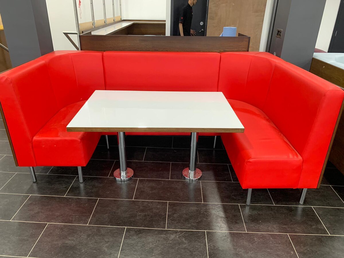 Угловой диван позволяет разместиться большему количеству посетителей 