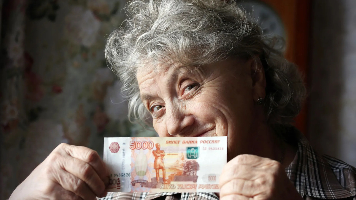 Выплаты допускается начинать с 55 лет для женщин и с 60 лет для мужчин