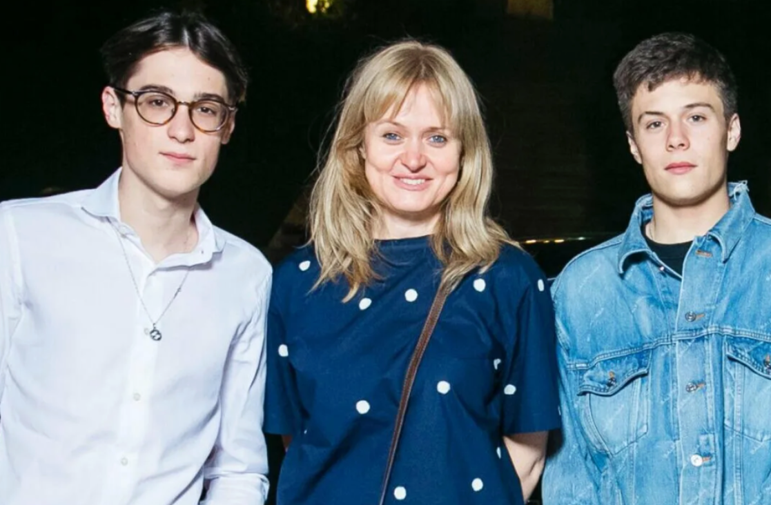 на фото Анна Михалкова с сыновьями Сергеем (слева) и Андреем (справа)