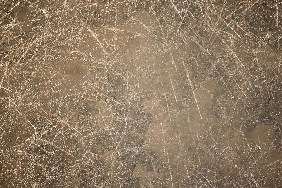    Сейчас отмечать праздник яркими залпами можно с 23:00. Алексей БУЛАТОВ