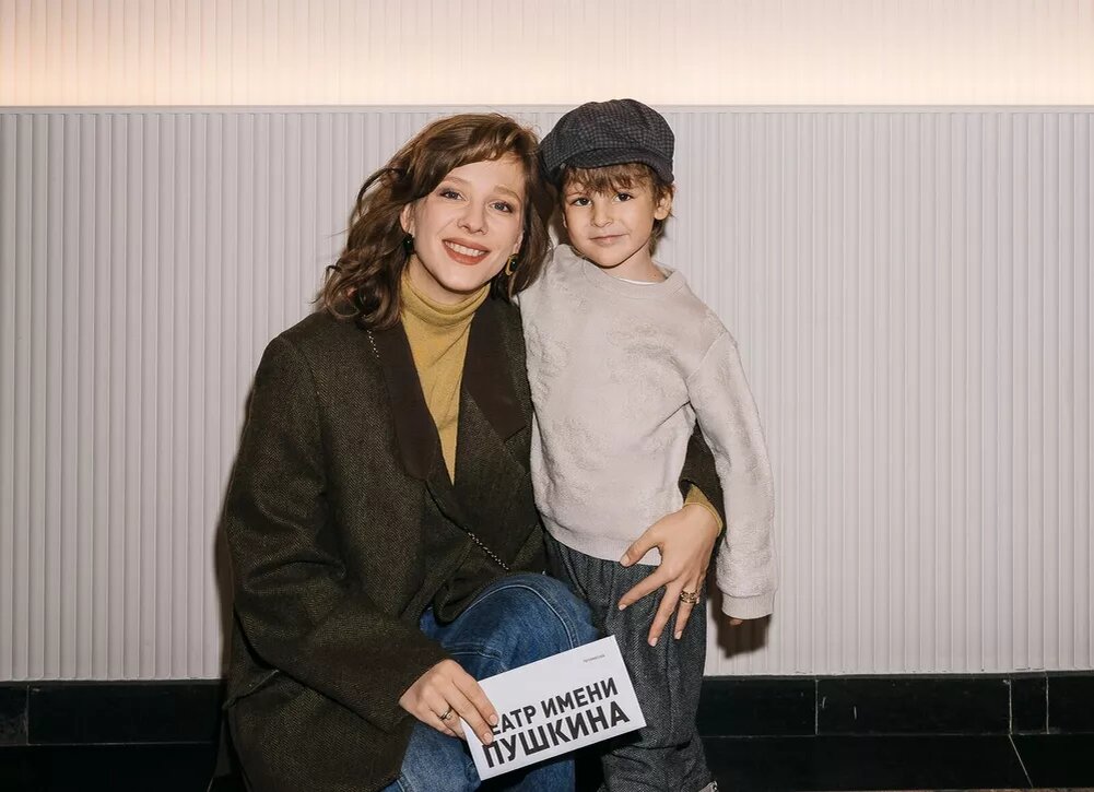    Лиза Арзамасова с сыном, Глафира Тарханова с детьми и другие на премьере спектакля "Аленький цветочек"