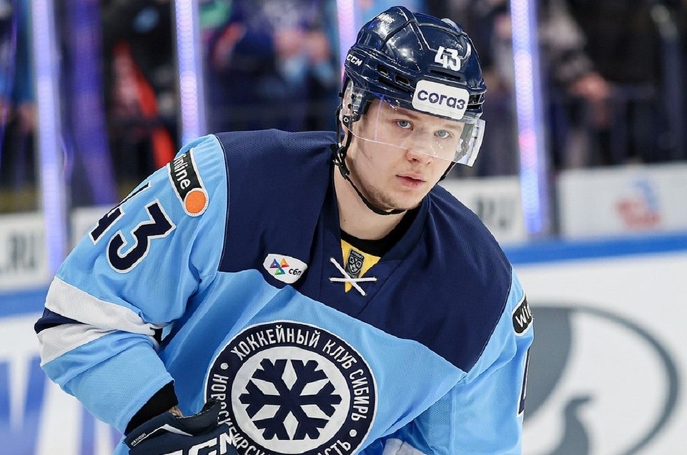    Руководство «Сибири» поблагодарило хоккеиста за вклад в команду. Фото: ХК «Сибирь»